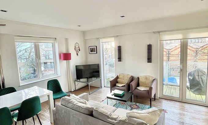 Queen's Park Apartment | Charming Canal-Side 2 Double-Bedroom Flat Near Iconic Portobello Road