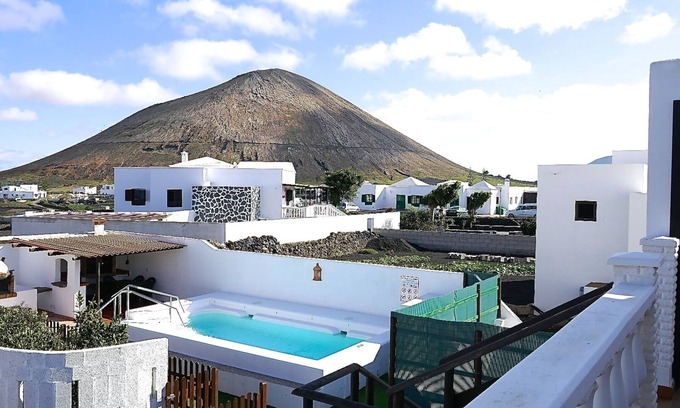 Tinajo Villa | Enchanting Canarian Villa in Tinajo Awaits Your Stay