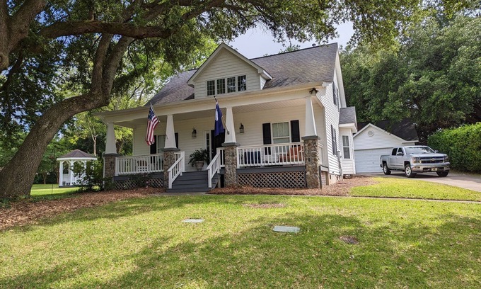 Aiken Cottage | Beautiful Cape Cod Cottage in Pickens Place, Aiken S.C.