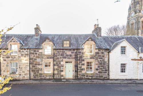 Comrie House | Inviting Cardoon Cottage in Picturesque Village Retreat