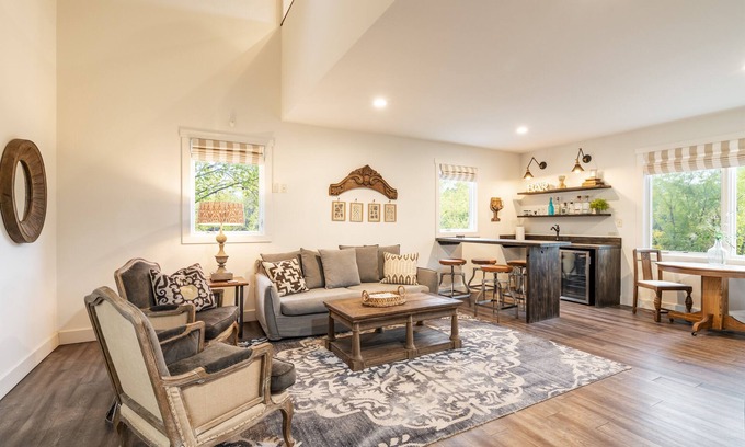 Fredericksburg Cottage | Inviting Carriage House on Baron's Creek - Steps from Main St!