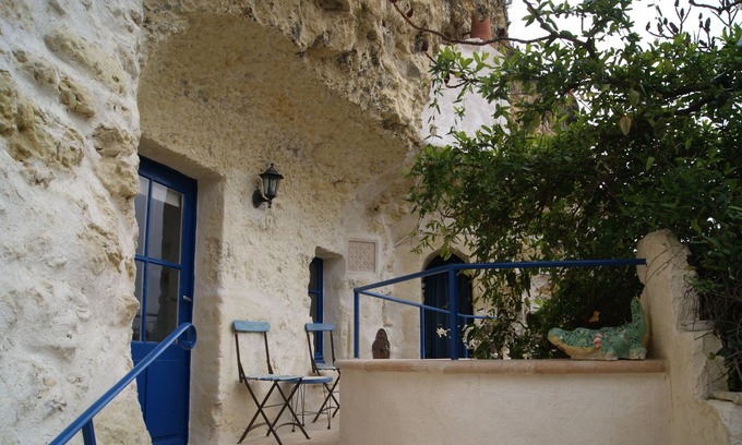 Amboise Apartment | Historic Amboise Cave Studio with Garden & Ocean View