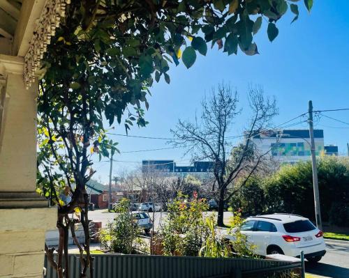 Wagga Wagga Villa | Cozy Central Cottage in Wagga Wagga - Family Friendly Stay