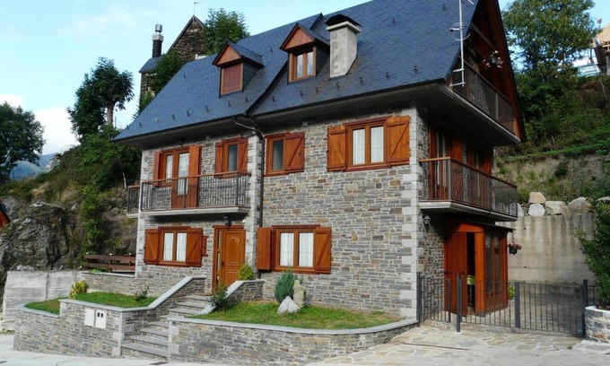 Vielha e Mijaran Ski Chalet | Inviting Chalet in Viella with Scenic Mountain Views