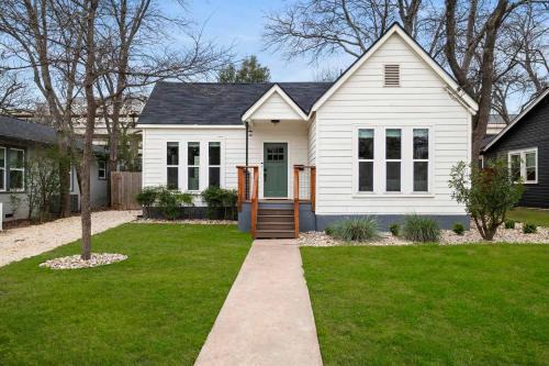 Cherrywood House | Charming Cherrywood Bungalow - 2BR - Firepit - UT