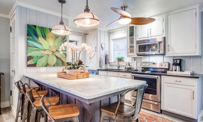 Blanco Cottage | Stylish Cottage Steps from Downtown & River, Rated 10/10