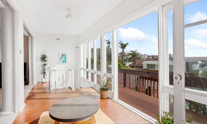 Maroubra House | Cozy Clifftop Beachhouse with Pet-Friendly Amenities