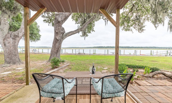 Beaufort Condo | Inviting Coastal Casa on Beaufort's Battery Creek with Spa