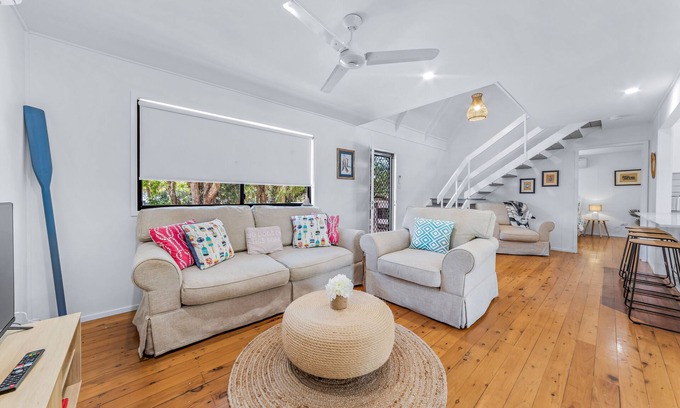 Cannonvale House | Coastal Cottage: Pet Friendly with Secure Boat Parking