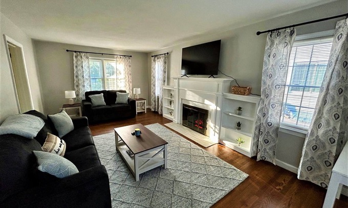 Port Crane House | Colonial Home with Spa and Breakfast – Rated 10/10 by Guests