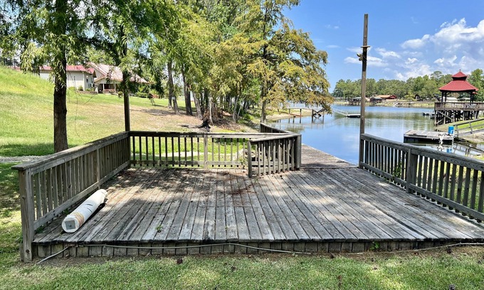 South Toledo Bend Hotel | Cozy Lakefront Retreat with Double Beds & Family-Friendly Amenities