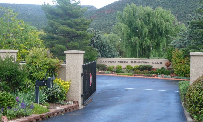 Oak Creek Condo | Top-Rated Condo at Canyon Mesa Country Club with Pool & Spa