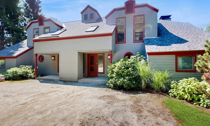 Stratton Mountain Condo | Charming condo, mtn view, dog-friendly, pool, ping-pong, wifi, w/d, fireplace