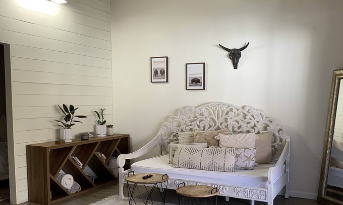 Westlake Village Condo | Cozy Condo with Pool & Kitchen in Westlake Village