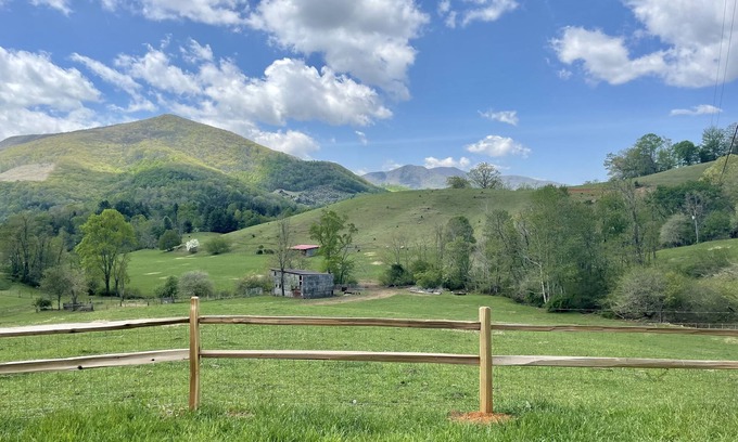 West Jefferson Condo | Pet-Friendly Condo with Mountain Views near Downtown WJ
