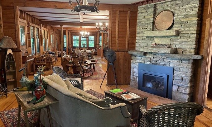 Elizabethtown House | Inviting 6 Bedroom Mountainside Lodge with Spa & Breakfast