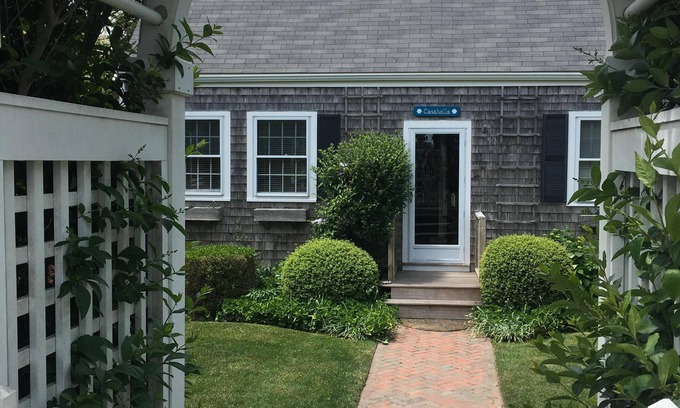 Nantucket Town House | Top-Rated Mid-Island Nantucket Cottage Near Surfside Beach