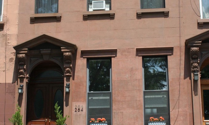 Carroll Gardens House | Exceptional 2BR Carroll Gardens Brownstone with Spa & Kitchen