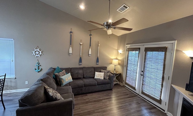 Mid America Condo | Prime Location Condo: Explore Lake, Oaklawn & Downtown