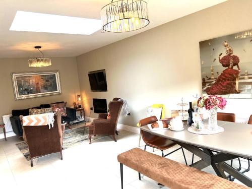 Killarney House | Cozy 4-Bed House in Killarney - Guest Rated 10/10!