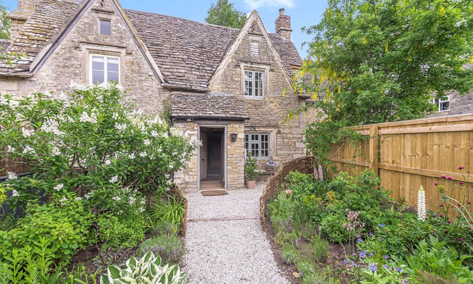 Ampney Crucis Cottage | Idyllic Cotswold Country Cottage with Garden & Spa