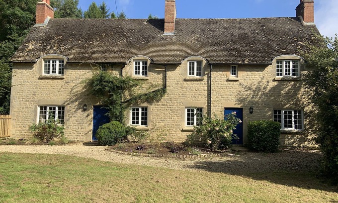 Kidlington Cottage | Idyllic Cotswold Cottage with Pool, Spa & Pet-Friendly Welcome