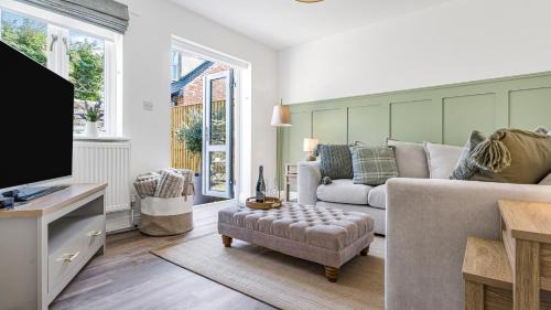 Lechlade House | Charming Cotswolds 2-bed cottage with garden & private parking, perfect for getaways