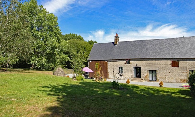 Montaigu-les-Bois Cottage | Cozy Gite Montaigu-les-Bois with Spa & Kitchen Amenities