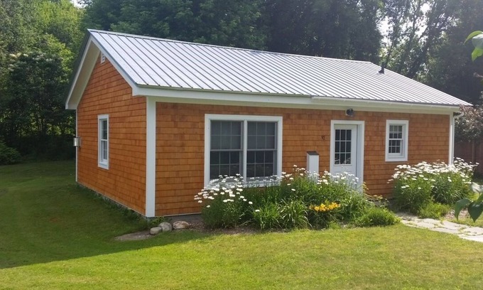 Montgomery Center Cottage | Idyllic Cottage Near Jay Peak with Kitchen and Breakfast