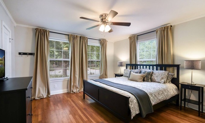 Brentwood House | Pet-Friendly Cottage with Pool & Top Guest Rating by AustinGetaways