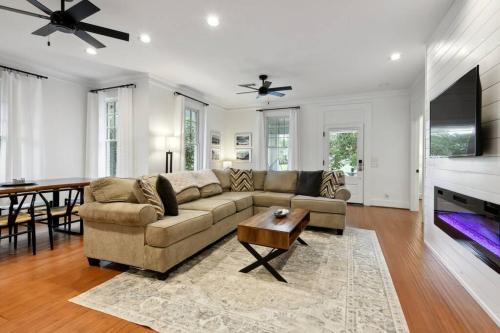 Gulfport House | Beachside Cottage & Guest House - Family-Friendly Retreat