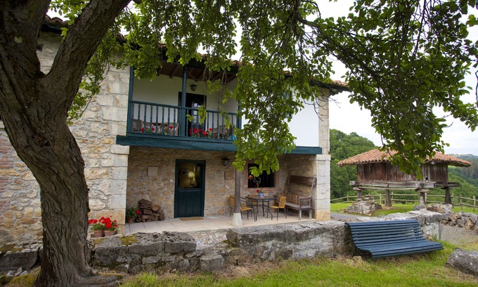 Vallobal Cottage | Picturesque Cottage with Breathtaking Picos de Europa Views