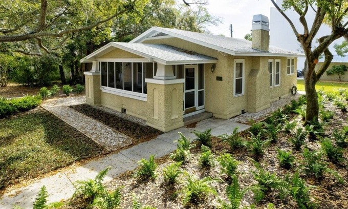 Laurel Park House | Delightful Downtown Cottage Near Siesta Key with Ocean View
