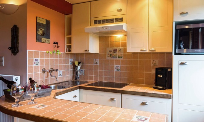 Roly Cottage | Cozy Cottage for Two with Kitchen and Breakfast Included