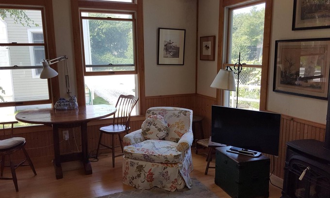 South Dartmouth House | Idyllic Cottage Retreat with Ocean Views and Pool Access
