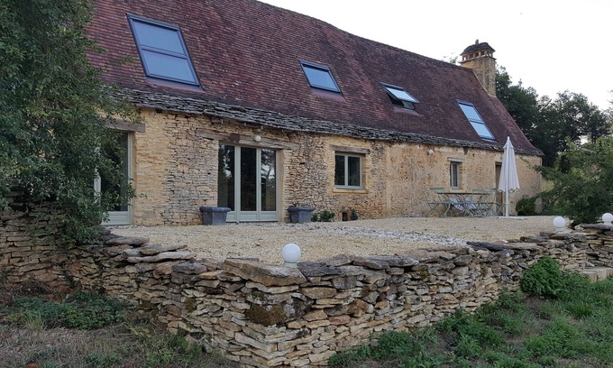 Saint-Genies House | Cozy Cottage Retreat with Pool & Breakfast in Saffron