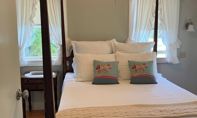 Chilmark Cottage | Cozy Cottage Retreat in Scenic Chilmark by Menemsha Harbor