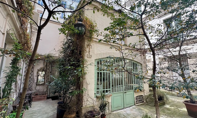 Quartier du Faubourg-Montmartre Cottage | Charming Cottage in Enchanting Paris