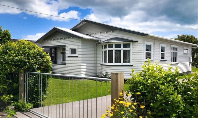 New Plymouth Cottage | Cozy Brooklands Bungalow with Breakfast and Child-Friendly Amenities