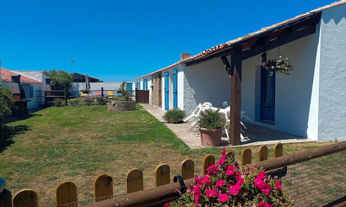 Bouin Cottage | Gite Bouin: Family-Friendly Retreat with Spa and Kitchen