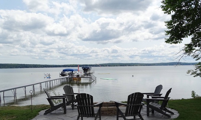 Brutus House | Charming Cottage on Beautiful Burt Lake
