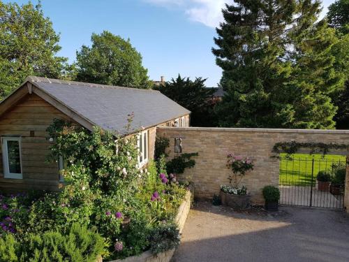 Charlbury House | Serene Cottage in Central Charlbury with Idyllic Garden