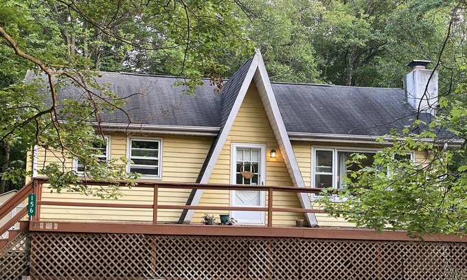 Pocono Lake Cottage | Charming cottage in Arrowhead Lake walking distance to Island pool and lake
