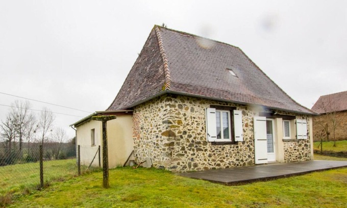 Saint-Mesmin Cottage | Gite Saint-Mesmin: Cozy Retreat with Kitchen and Pet Access