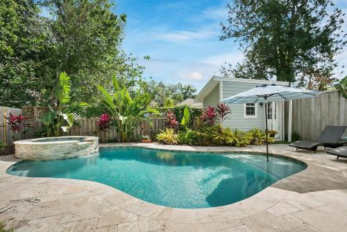 Lincolnville House | Inviting Cottage with Pool Minutes from Downtown