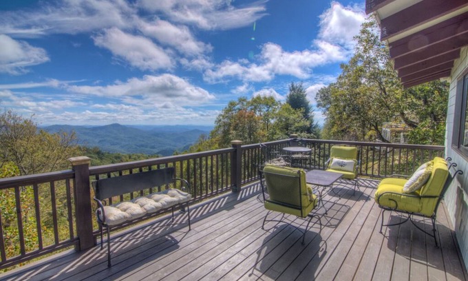Blowing Rock Cottage | Scenic Cottage Retreat with Pool and Spa Amenities