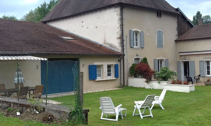 Isches Cottage | Gite Isches: Comfortable Retreat with Spa and Breakfast