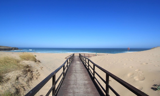 Mafra House | Idyllic Cottage with Garden Near Sea & Ericeira - 10/10 Rating