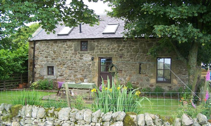 West Calder House | Scenic Cottage with Loch & Hill Views near Edinburgh