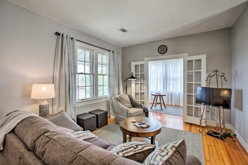 Natchez House | Scenic Cottage with Mississippi River Views - Family-Friendly